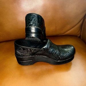 Women’s Dansko clogs, leather, black